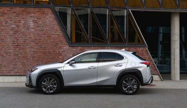 Lexus UX – объявлены цены